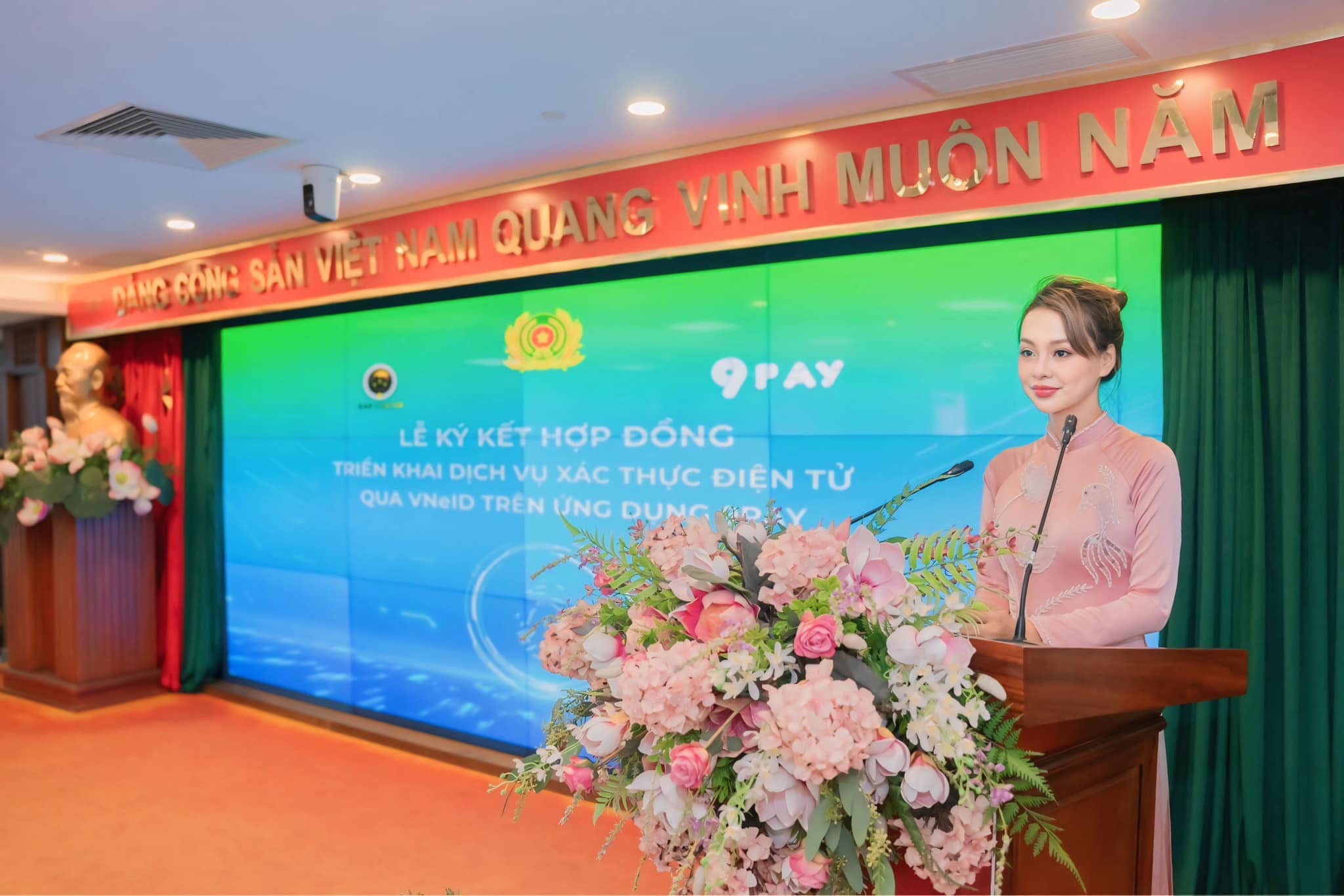 MC Bích Thủy tại sự kiện Vinh danh Thương hiệu