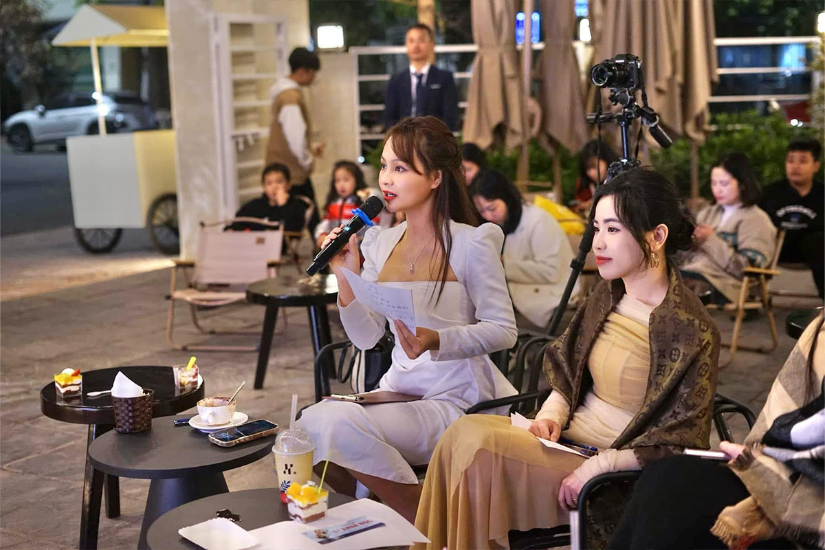 Học viên nhận chứng chỉ tốt nghiệp khóa MC tại BT Academy