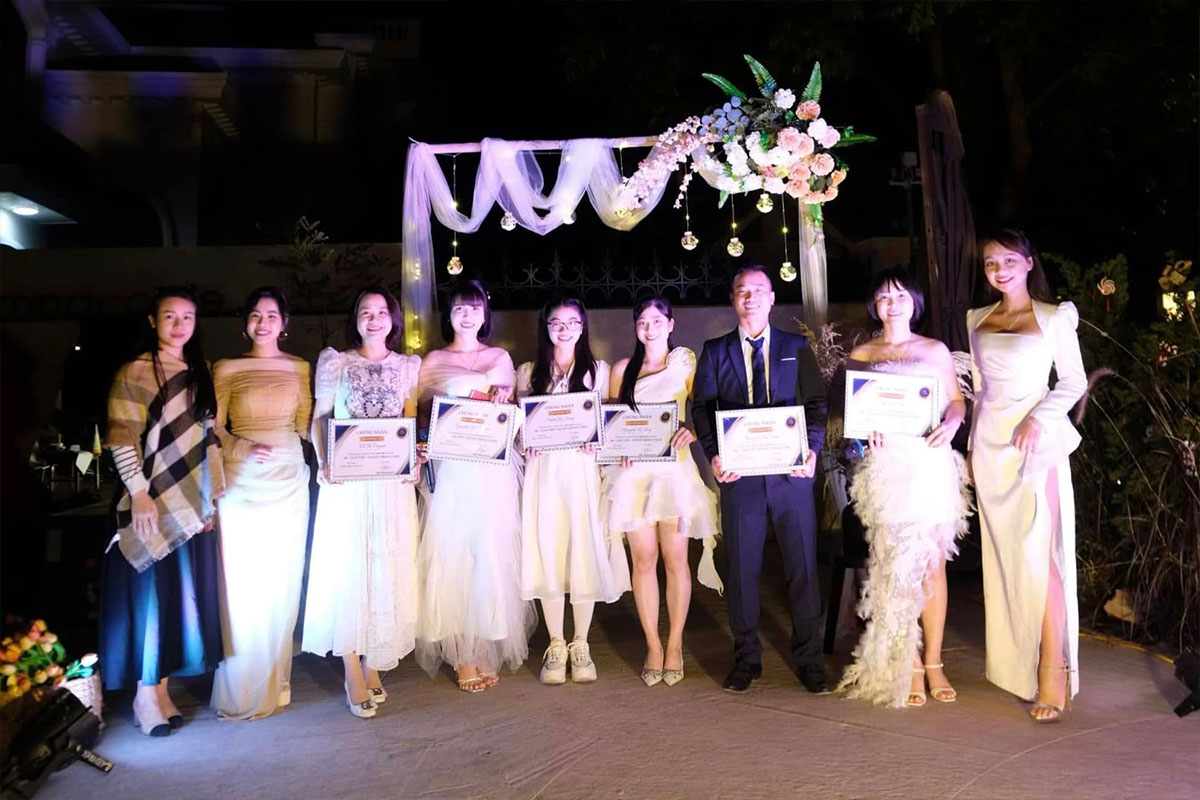 Học viên thực hành sử dụng máy nhắc chữ Teleprompter chuyên nghiệp