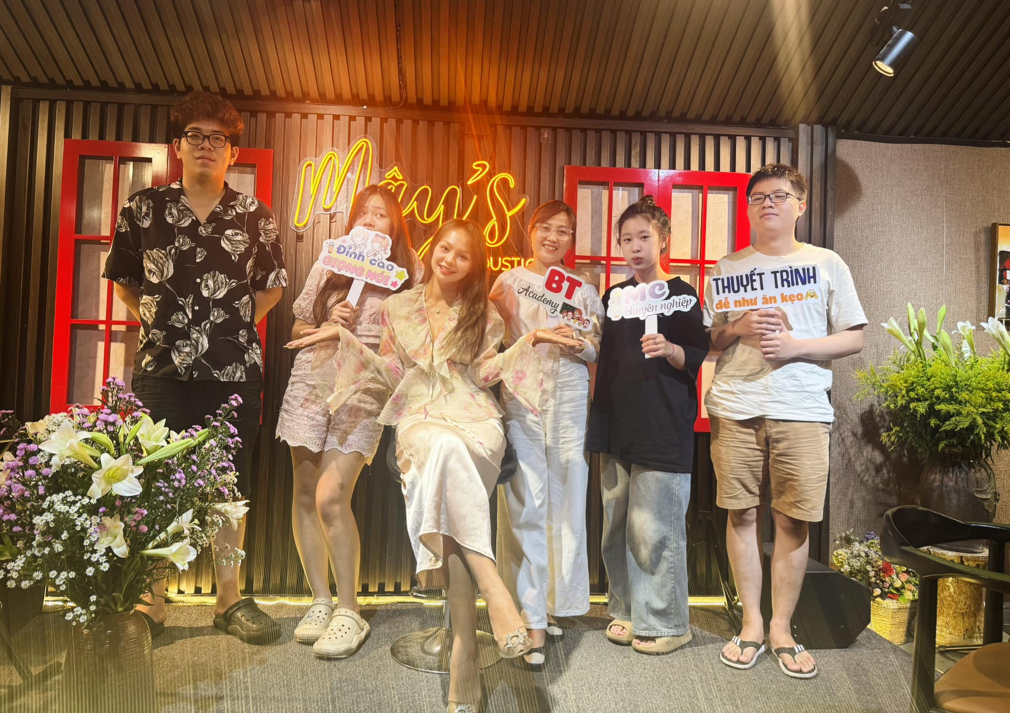 Học viên nhí tự tin phỏng vấn khách mời tại Studio Hà Nội