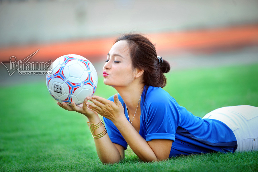 Hot girl ĐH Thương mại mơ được gặp người hùng ĐT Pháp